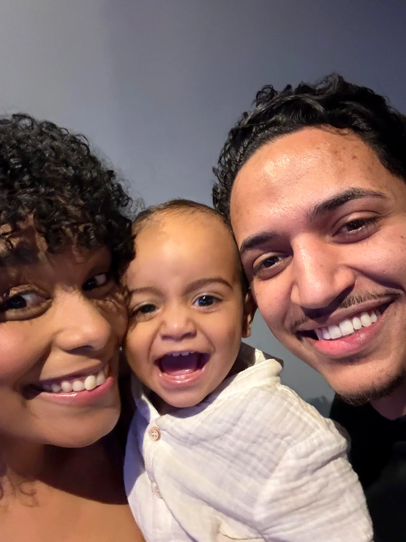 Davi sorrindo com sua família